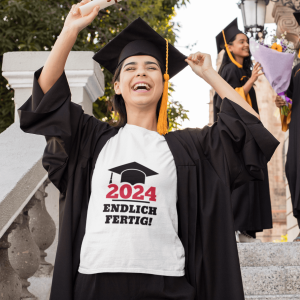 Absolventin, die ein T-Shirt mit dem Aufdruck "2024 Endlich fertig" trägt.