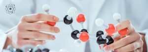 Chemikerin mit einem Strukturmodell in der Hand.