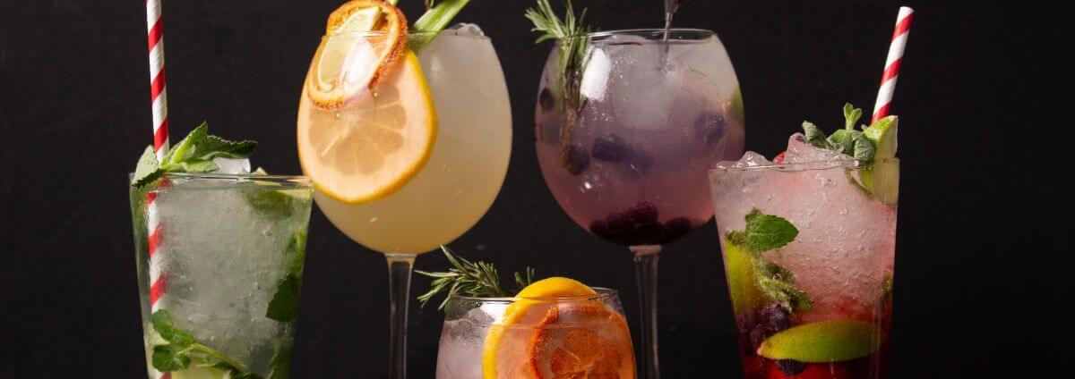 Eine bunte Mischung von Cocktails in schönen Gläsern.