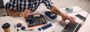 Geschenke für Informatiker: Mann, der an einem Motherboard arbeitet.