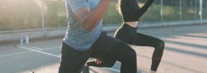 Ein Mann und eine Frau beim Sport.