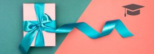 Geschenk mit einem blauen Geschenkband. Auf dem Hintergrund ist ein Doktorhut zu sehen.