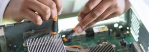 Techniker, der an einem Motherboard arbeitet. Geschenke zum Berufsabschluss.