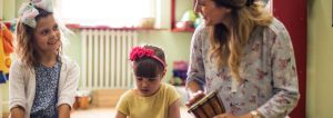 Erzieherin mit zwei Kindern.