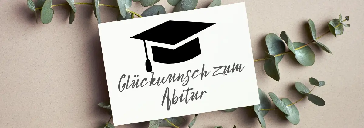 Karte mit einem Doktorhut und dem Schriftzug "Glückwunsch zum Abitur"