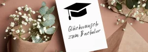 Karte mit einem Doktorhut und dem Schriftzug "Glückwunsch zum Bachelor"
