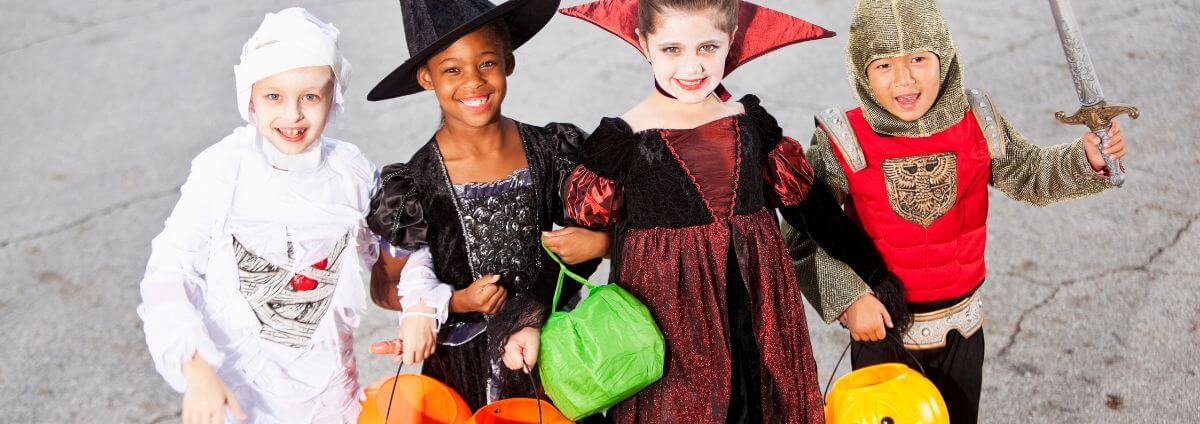 Kinder, die sich zu Halloween verkleidet haben.