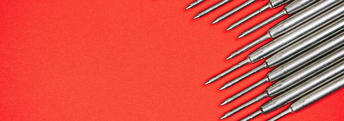 Kugelschreiberminen vor einem roten Hintergrund