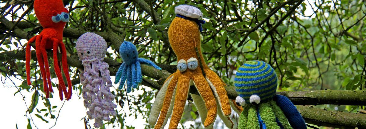 Oktopus Kuscheltiere, die in einem Baum hängen.