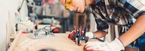 Handwerkerin, die etwas abmisst.