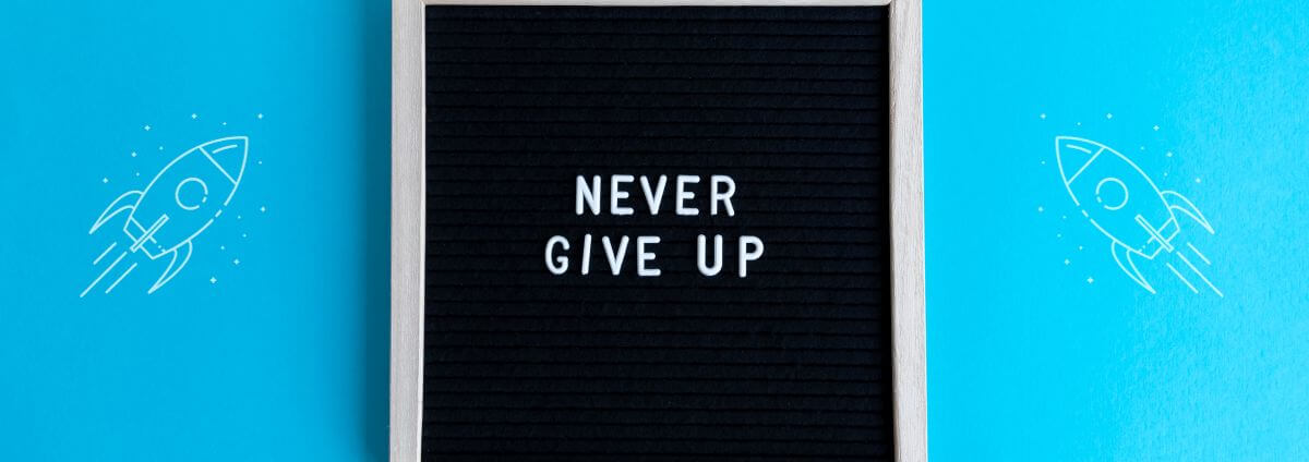 Schriftzug "never give up" und Raketen als Sinnbild für die Motivation.