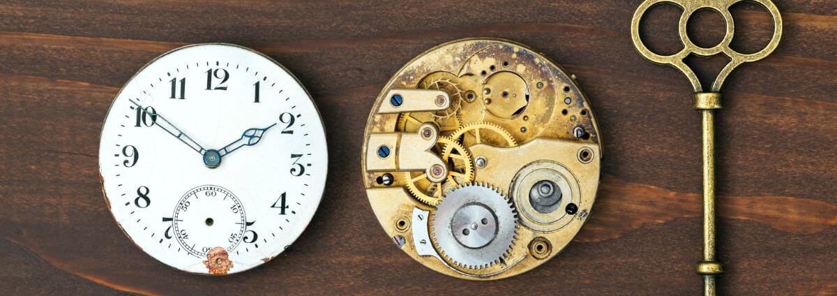 Eine Uhr und ein Schlüssel sind Symbole für einen Rätsel Adventskalender.