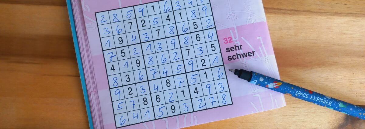Sudoku Rätselheft mit einem gelösten Rätsel.