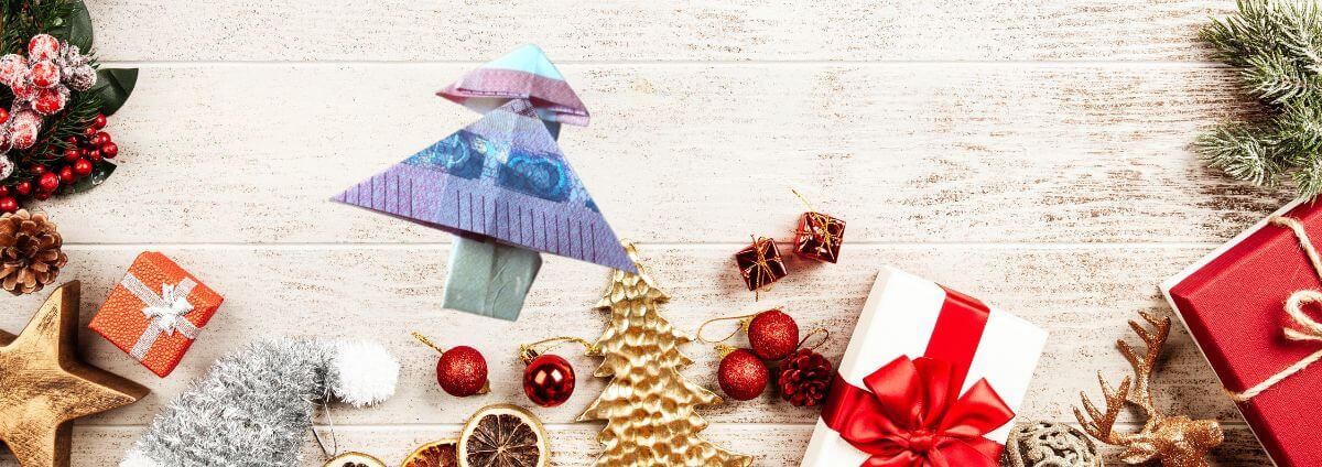 Geldschein Tannenbaum falten: Geldgeschenk mit Weihnachtsdeko