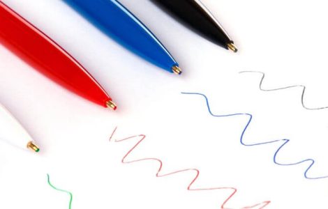 Kugelschreiber mit verschiedenfarbiger Tinte.