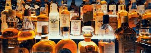 Eine Bar voller Whiskyflaschen.