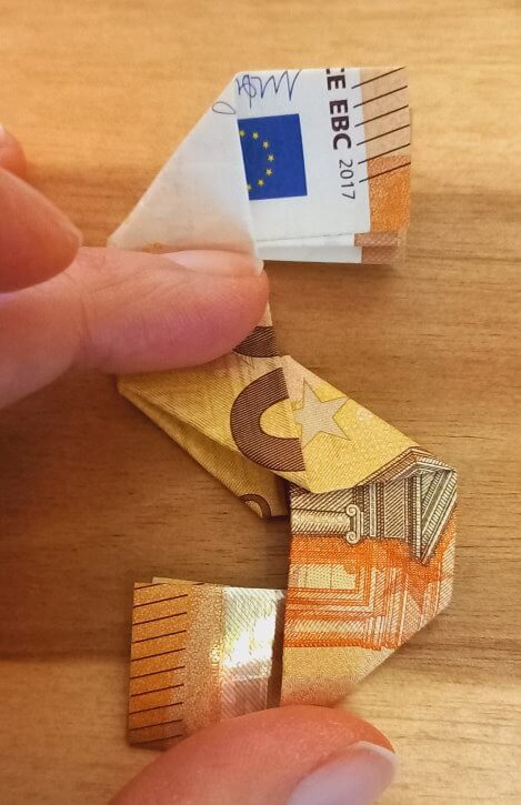 Schritt 16 bei der Anleitung, eine 2 aus einem Geldschein zu falten.