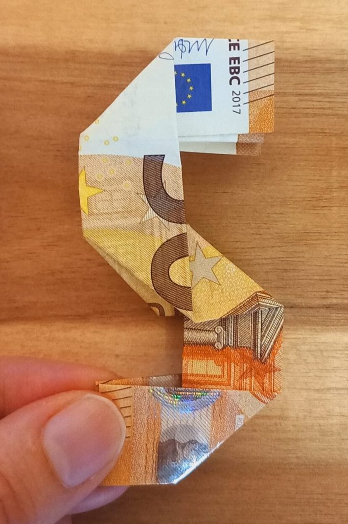 Geldschein, der wie eine 5 aussieht.