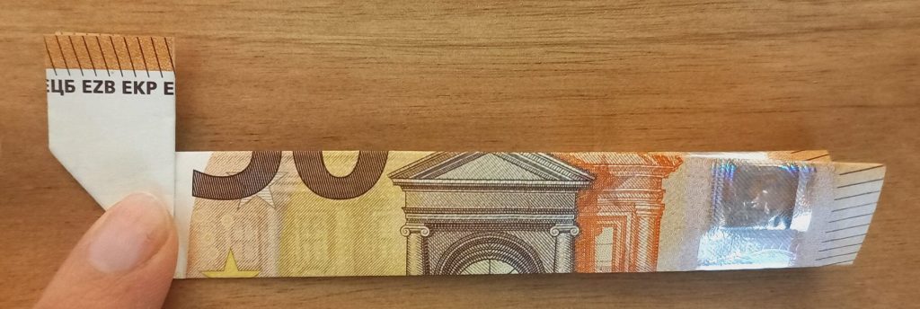 Geldschein mit einer Faltung nach oben