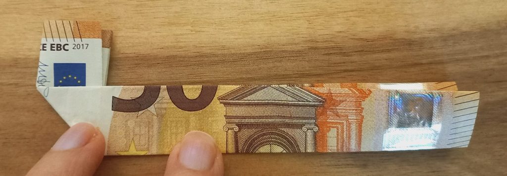50 Euro Schein, der gefaltet wird.