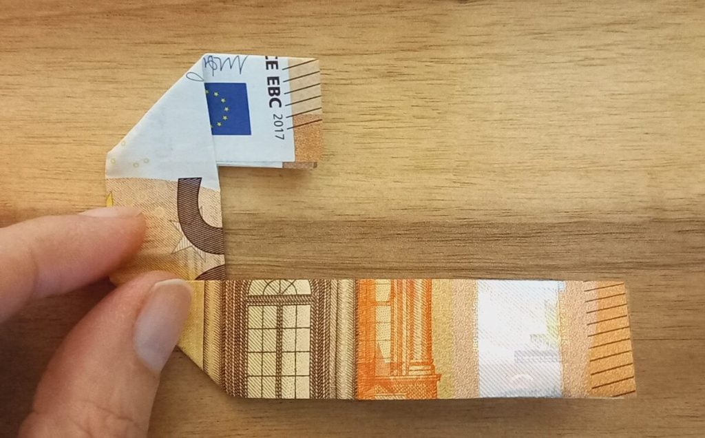 50 Euro-Schein, der gefaltet wird