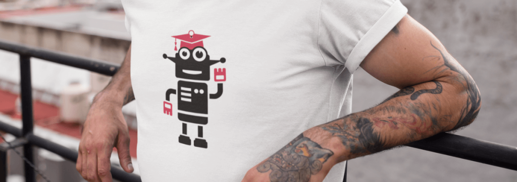Mann, der ein T-Shirt trägt, auf dem ein Roboter mit einem Doktorhut zu sehen ist.