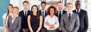 Männer und Frauen, die in offizieller Bekleidung nebeneinander stehen.