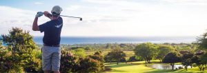 Golfer, der einen Ball geschlagen hat.