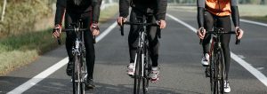 Radfahrer, die mit einem Rennrad unterwegs sind.