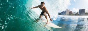 Surfer, der auf einer Welle reitet.
