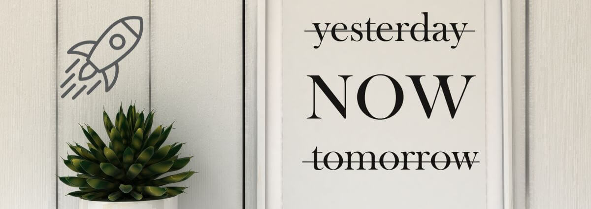 Ein Schild mit dem Wort "now" als Motivation.
