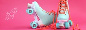 Bunte Rollschuhe vor einem pinken Hintergrund.