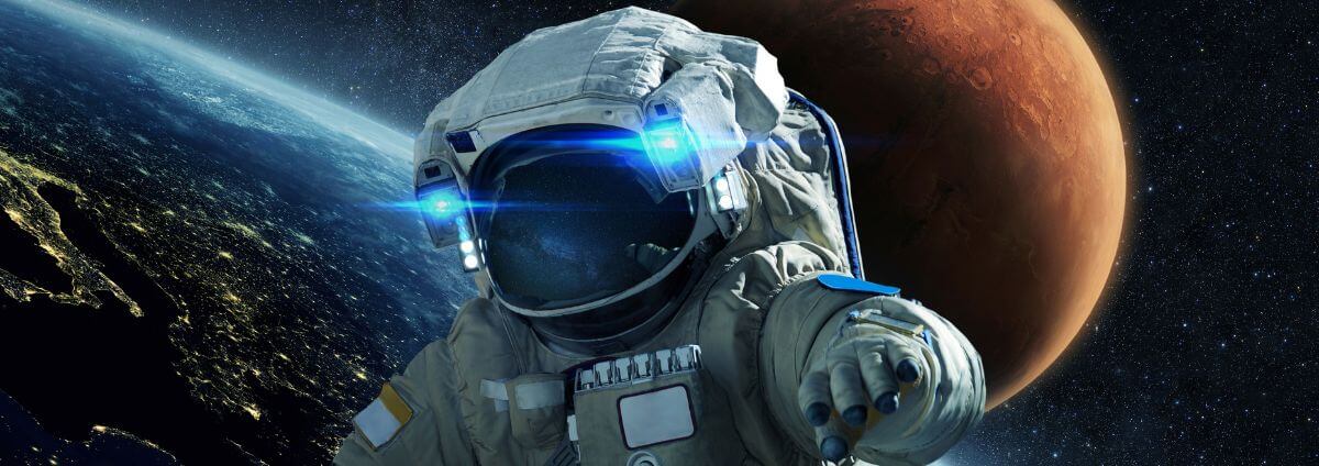 Ein Astronaut, der im Weltall schwebt. Im Hintergrund sind die Erde und der Mond zu sehen.